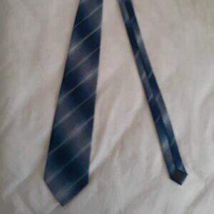 Marquis Men tie blue with white line pattern